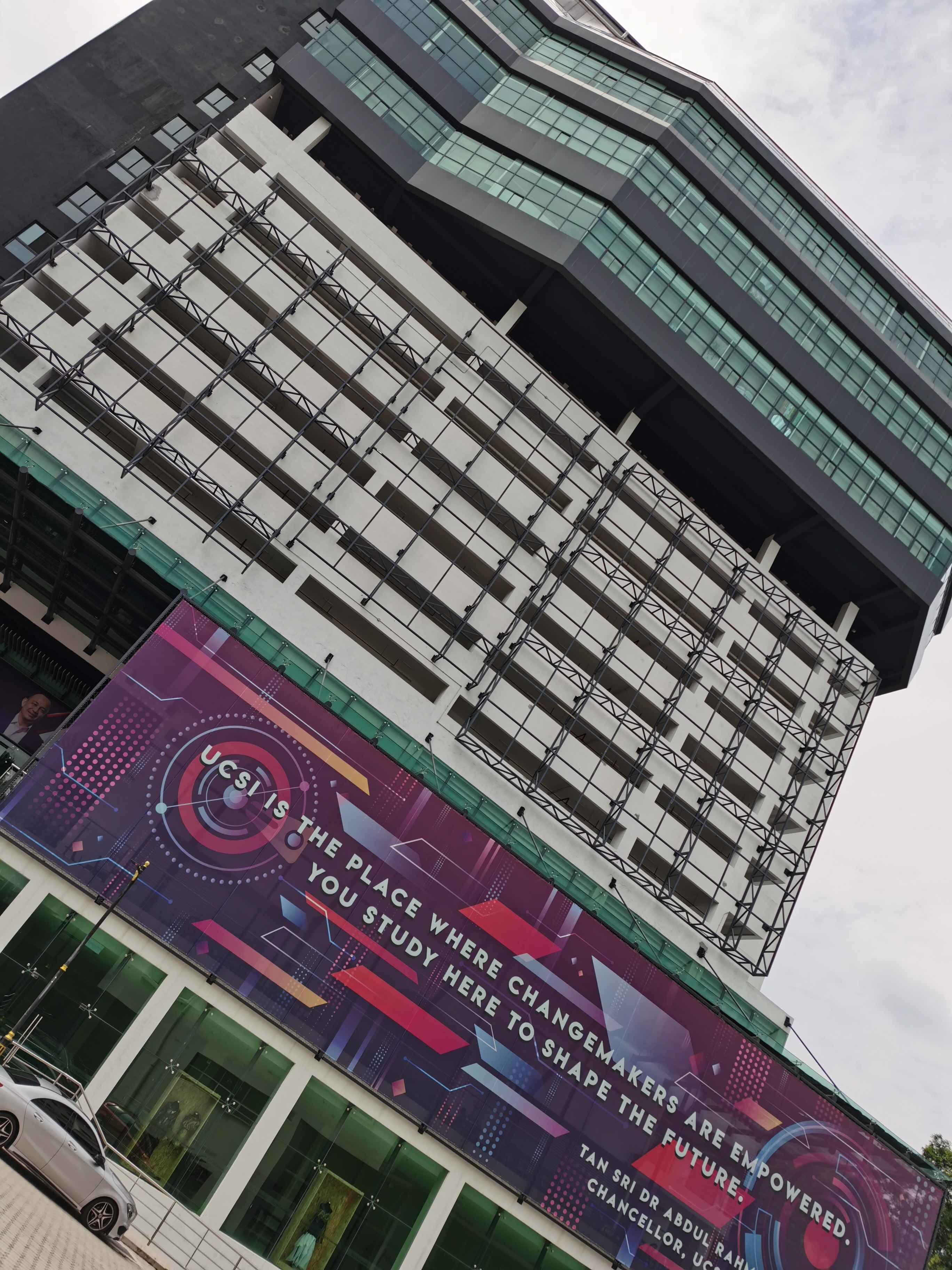 思特雅大學(xué)(圖2) 思特雅大學(xué)(圖2)